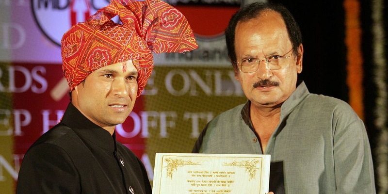 Indian cricketer Sachin Tendulkar (L) is presented with a citation by former cricket captain Ajit Wadekar   at a ceremony held in his honour by the Marathi Journalists Association in Mumbai , 23 March 2006.  The function was attended by Marathi language journalists and by cricketers close to Tendulkar's family.    AFPHOTO/Sebastian D'SOUZA / AFP PHOTO / SEBASTIAN D'SOUZA