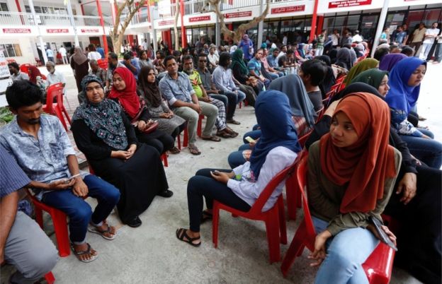 Maldivians wait in line to cast their votes| REUTERS