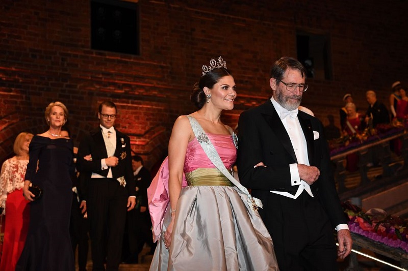 ස්වීඩනයේ ඔටුන්න හිමි වික්ටෝරියා කුමරිය | Princess Victoria arrives to the Nobel Prize banquet escorted by American biologist and 2018 co-laureate in chemistry, George Smith.