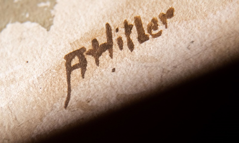  හිට්ලර්ගේ යැයි කියන දිය සායම් අත්සන The signature on a watercolour purportedly made by Adolf Hitler, which went on sale in Nuremberg.
Photograph: Daniel Karmann/AFP/Getty Images